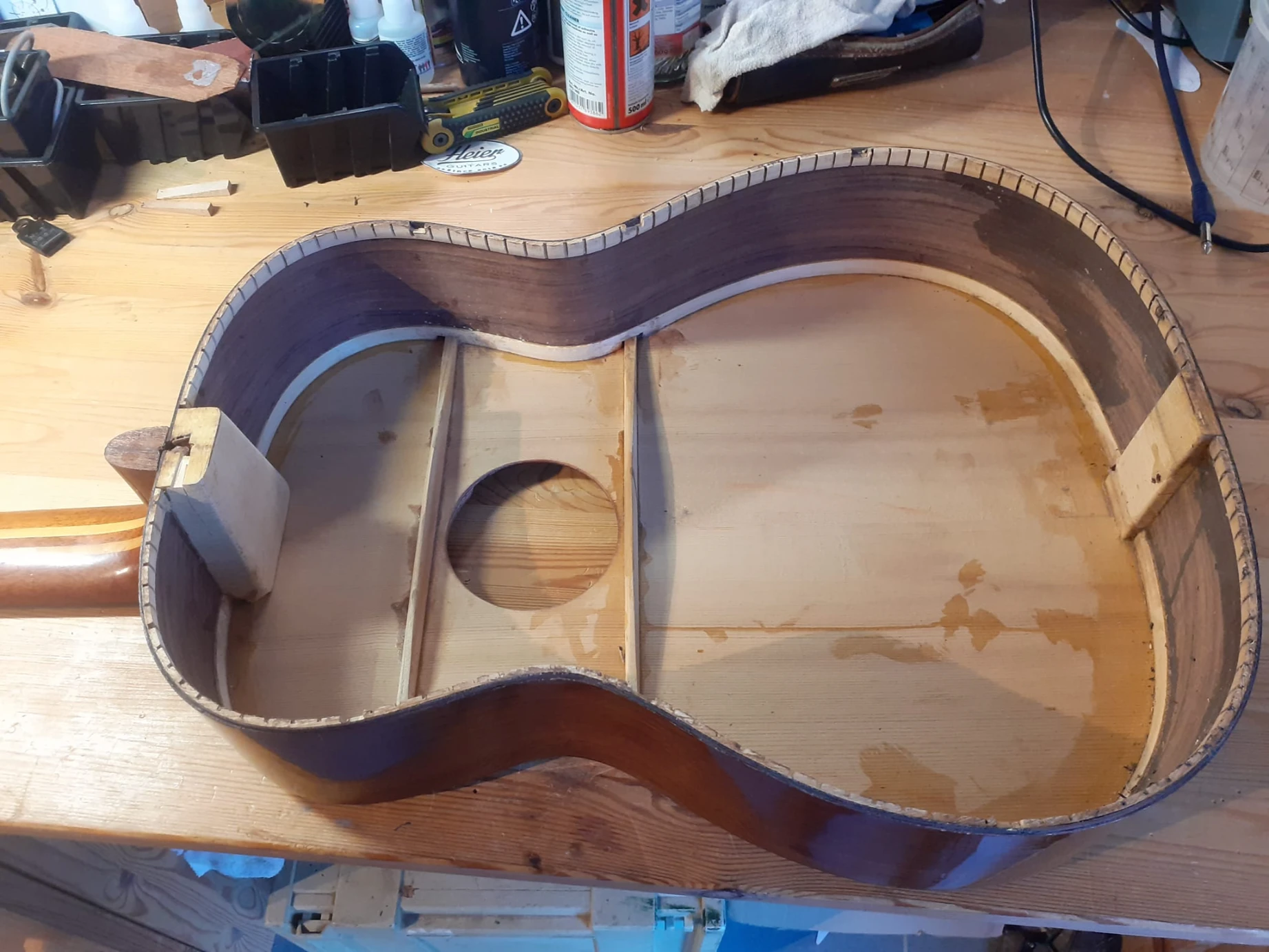 Restaurierte Rudolf Stark Konzertgitarre in der Werkstatt von Heier Guitars – professionelle Gitarrenreparatur bei Dresden und Meißen